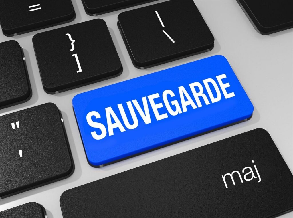 Touche de clavier bleue où il est inscrit "Sauvegarde"
