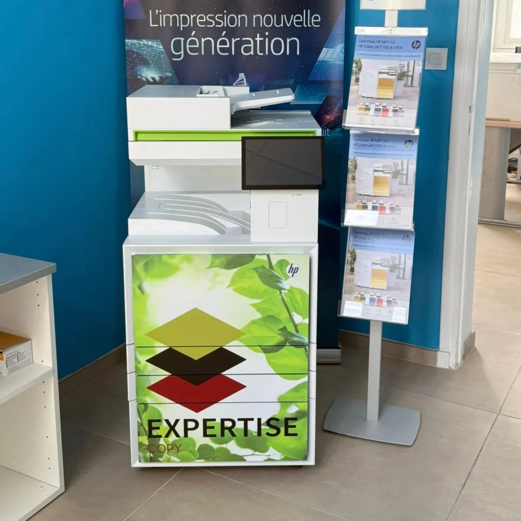 Photocopieur HP multifonction habillé du visuel Expertise Copy, vu de face dans le showroom