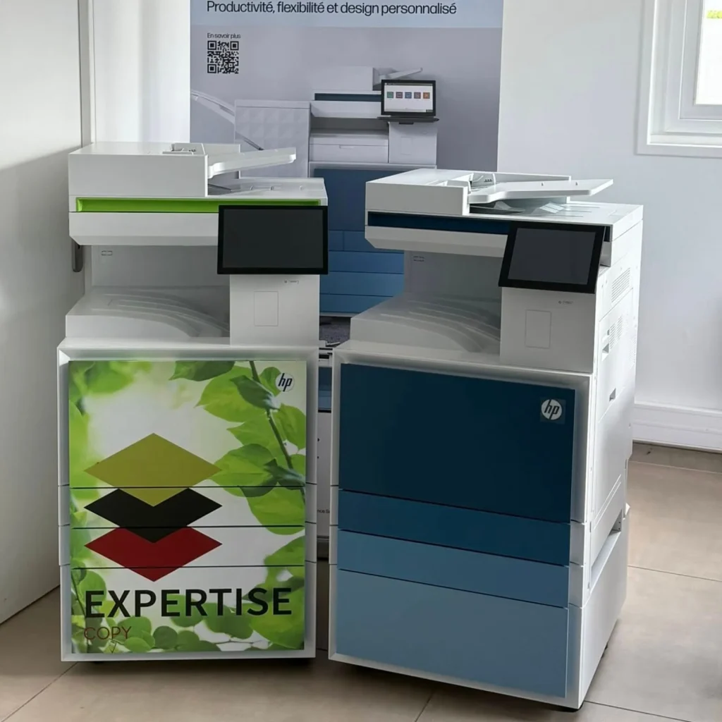 Deux photocopieurs HP côte à côte : l'un habillé aux couleurs d'Expertise Copy, l'autre en livrée HP d'origine