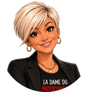 Avatar illustré de Laurence, la Dame du Photocopieur, souriante en veste noire