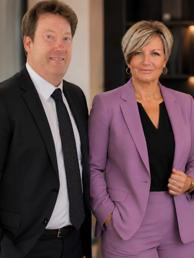 Laurence, fondatrice d'Expertise Copy, aux côtés de son ancien employeur, tous deux en tenue professionnelle